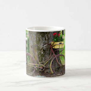 Altes antikes Fahrrad mit Blumenkorb Kaffeetasse