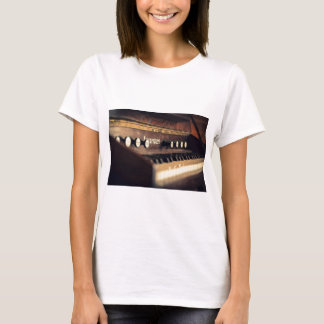 Altes antikes Tastatur-Klavier befestigt T-Shirt