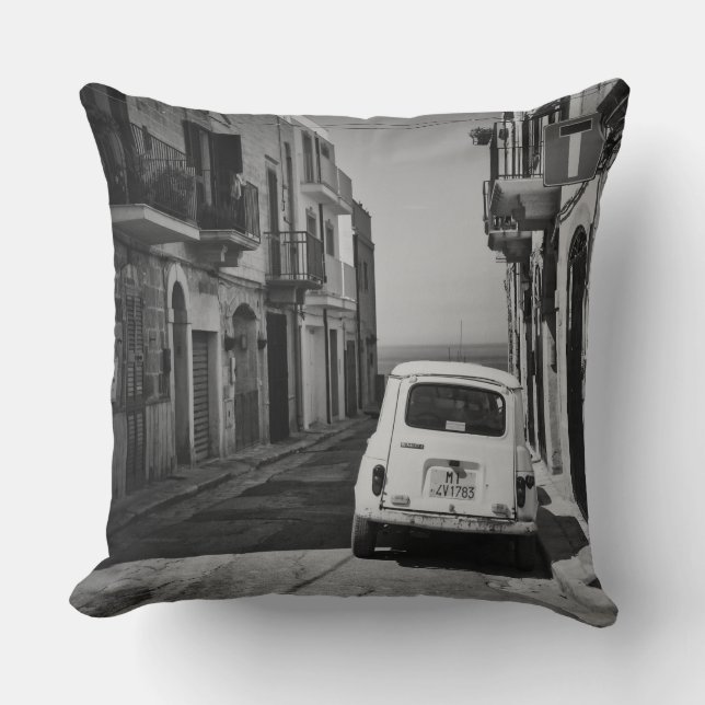 Altes Auto in einer Straße in Italien in Schwarz/W Kissen (Vorderseite)