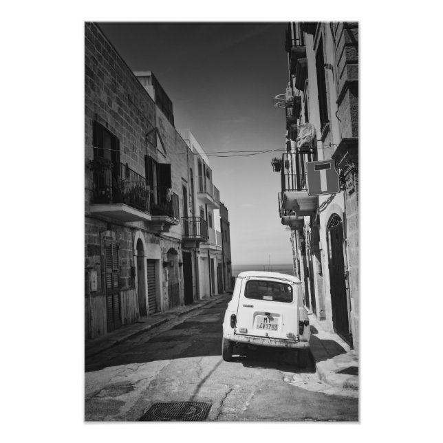 Altes Auto in einer Straße in Italien mit Meer Fotodruck (Vorne)