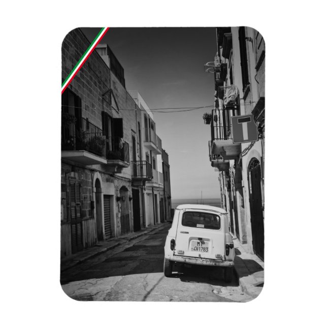 Altes Auto in einer Straße in Italien mit Meer Magnet (Vertikal)