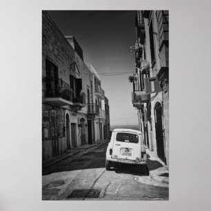 Altes Auto in einer Straße in Italien mit Meer Poster
