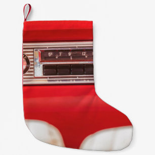 Altes Autoradio in einem roten klassischen amerika Kleiner Weihnachtsstrumpf