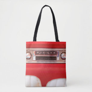 Altes Autoradio in einem roten klassischen amerika Tasche