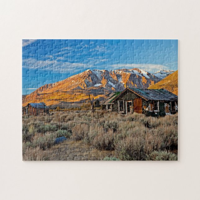 Altes Bauernhaus entlang Hwy 395 im Juni See (Horizontal)