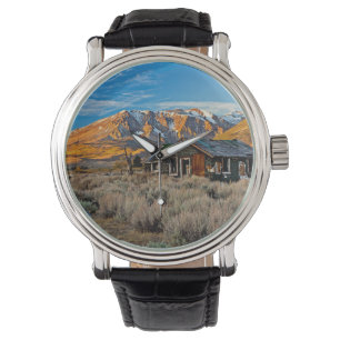 Altes Bauernhaus entlang Hwy 395 im Juni See Armbanduhr