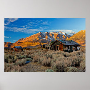 Altes Bauernhaus entlang Hwy 395 im Juni See Poster