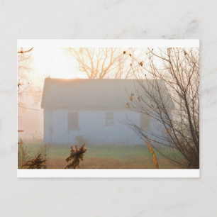 Altes Bauernhaus in Nebel bei Sonnenaufgang Postkarte