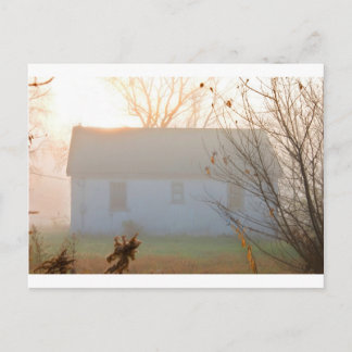 Altes Bauernhaus in Nebel bei Sonnenaufgang Postkarte