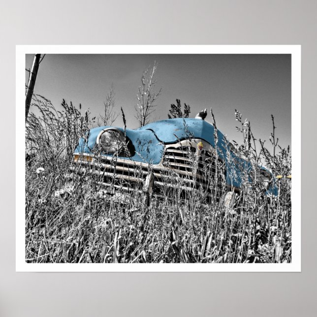 Altes blaues Auto im Grasfeld Poster (Vorne)