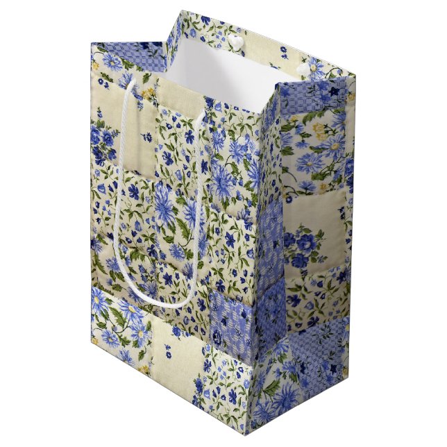 Altes blaues Blumenmuster Mittlere Geschenktüte (Vorderseite Schrägansicht)