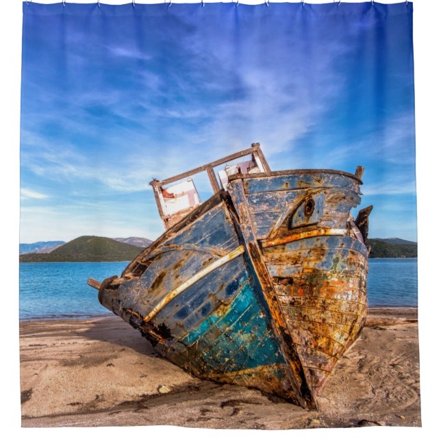 Altes blaues Boot am Meer Duschvorhang (Vorderseite)