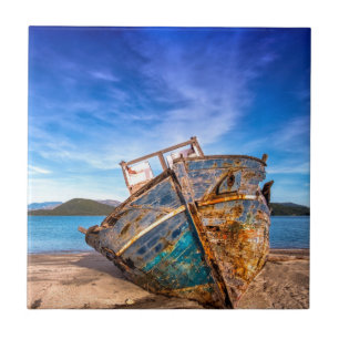 Altes blaues Boot am Meer Fliese