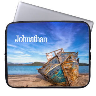 Altes blaues Boot am Meer Laptopschutzhülle