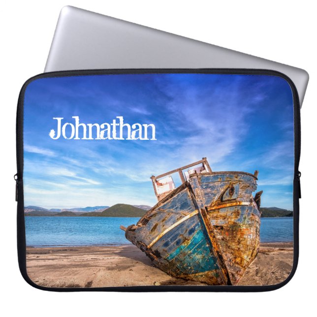 Altes blaues Boot am Meer Laptopschutzhülle (Vorderseite)
