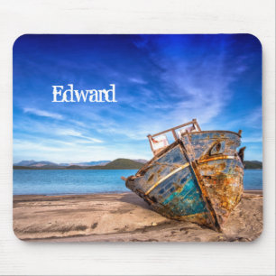 Altes blaues Boot am Meer Mousepad