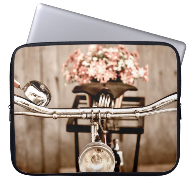 Altes Fahrrad und Blume verschwinden im Hintergrun Laptopschutzhülle (Vorderseite)