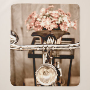 Altes Fahrrad und Blumen verschwimmen im Hintergru Sherpadecke