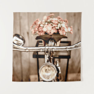 Altes Fahrrad und Blumen verschwimmen im Hintergru Wandteppich