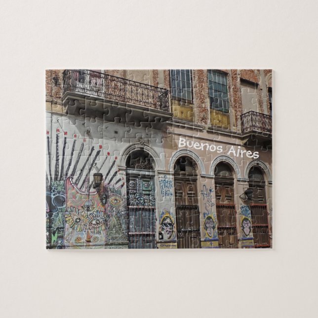 Altes Gebäude mit Balkon-Graffiti u. Türen (Horizontal)