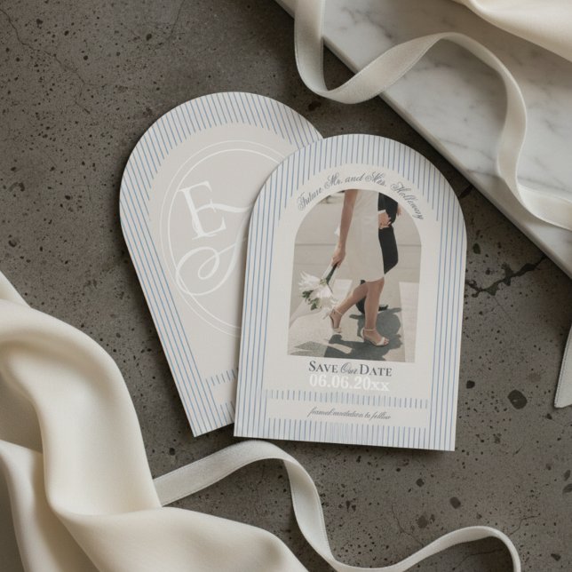 Altes Geld Script Blue Strip Foto Save the Date Einladung (Old Money Script Blue Stripe Photo Save the Date Invitation)