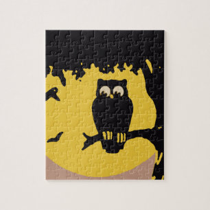 Altes Halloween, gruseliger Vogel in Baum mit Mond