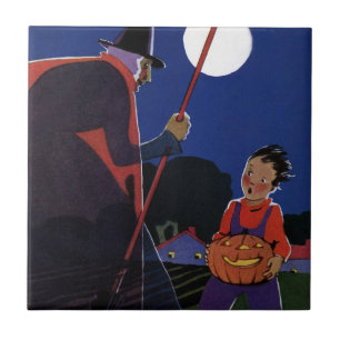 Altes Halloween, unheimliche Hexe mit Jungen Fliese