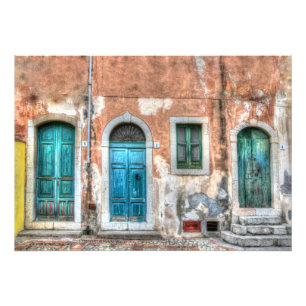 Altes Haus mit drei Türen und einem Fenster, Fotodruck