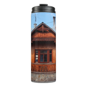 Altes Holzhaus traditionelle Unterkunft, antiken Thermosbecher