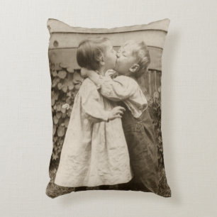 Altes Liebesfoto von Kindern, die sich in einem Ga Dekokissen