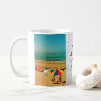 Altes Paar unter Sonnenschirm in Fonte da Telha. Kaffeetasse