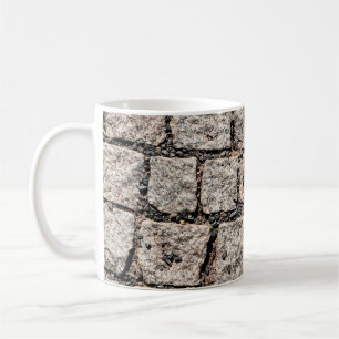 Altes Pflastersteingebäude an der Straße, anc Kaffeetasse