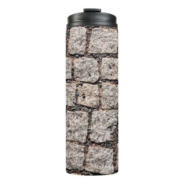 Altes Pflastersteingebäude an der Straße, anc Thermosbecher (Vorderseite)