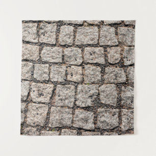 Altes Pflastersteingebäude an der Straße, anc Wandteppich