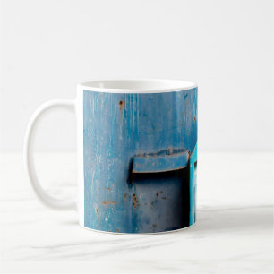 Altes Postfach an der Tür, Hintergrund, blau, Box Kaffeetasse
