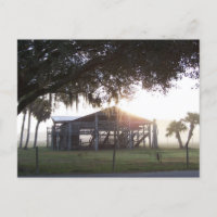 Altes Ranch Gebäude unter Bäumen mit Statue