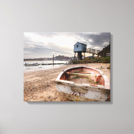 Altes rotes Ruderboot am Strand mit Turm Leinwanddruck