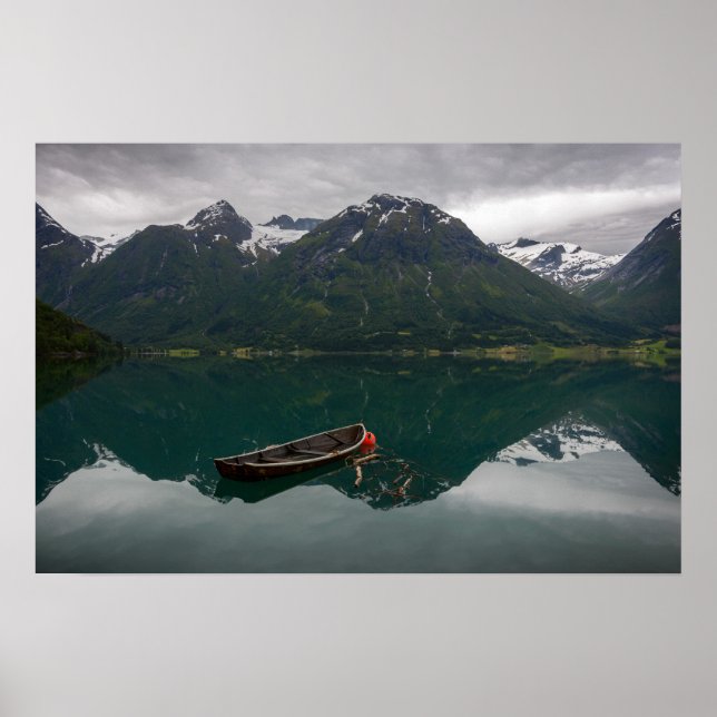 Altes Ruderboot mit Bergspiegelung Poster (Vorne)