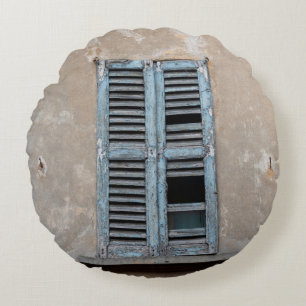 Altes, ruiniertes Holzfenster aus alten Häusern, a Rundes Kissen