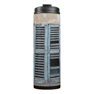 Altes, ruiniertes Holzfenster aus alten Häusern, a Thermosbecher