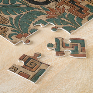 Altes Steinrelief mit Jaguar im Dschungel