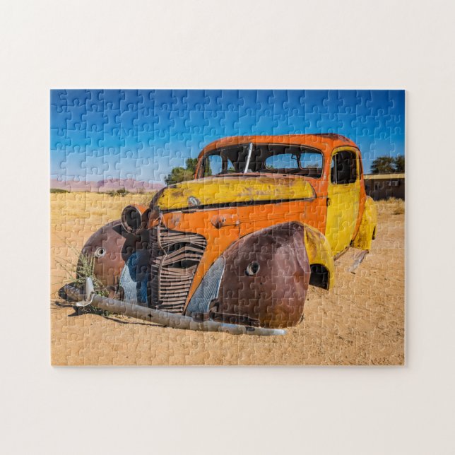 Altes und verlassenes Auto in Solitaire, Namibia (Horizontal)