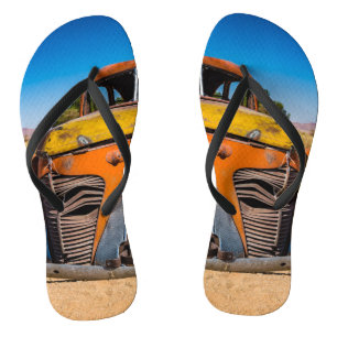 Altes und verlassenes Auto in Solitaire, Namibia Flip Flops