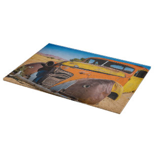 Altes und verlassenes Auto in Solitaire, Namibia Schneidebrett