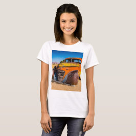 Altes und verlassenes Auto in Solitaire, Namibia T-Shirt