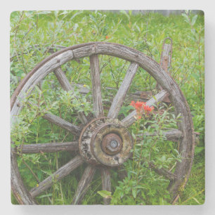 Altes Wagenrad in der historischen alten Goldstadt Steinuntersetzer