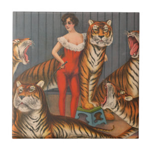 Altes Zirkusplakat einer Frau mit sechs Tigern. Fliese