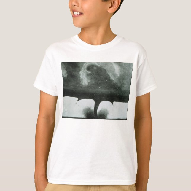 Älteste bekannte Fotografie eines Tornados ab 1884 T-Shirt (Vorderseite)