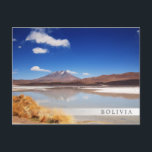 Altiplano Landschaft mit Vulkan in Bolivien Postkarte<br><div class="desc">Postkarte einer Landschaft mit einem schneebedeckten Vulkan,  der sich in einem See und gelbem Gras in der Atacama-Wüste bei Uyuni an der Grenze zwischen Bolivien und Chile auf der Höhe des Altiplano in den Andengebirgen widerspiegelt,  mit einem verblassenden Bar und dem Text: Bolivien.</div>
