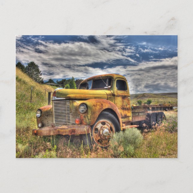 Altlastwagen auf dem Feld verlassen Postkarte (Vorderseite)